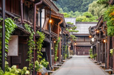 Takayama, Japonya 'da tarihi Sannomachi Caddesi' nde Alacakaranlık vakti.