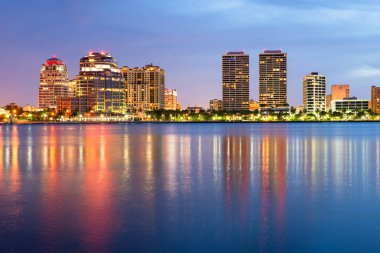 West Palm Beach, Florida, ABD şehir merkezi gece vakti Intracoastal Waterway üzerinde ufuk çizgisi.