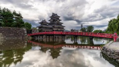 Japonya, Matsumoto 'daki tarihi Matsumoto Kalesi şafakta.