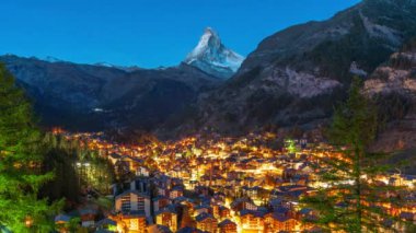 Zermatt, İsviçre Alp Köyü Sonbaharda şafakta Matterhorn ile.