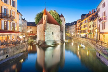 Annecy, Fransa 'nın alacakaranlıkta Thiou nehri üzerindeki şehri..