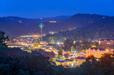 Gatlinburg, Tennessee, Usa şehri geceleri Smoky Dağları 'nda gökyüzü.