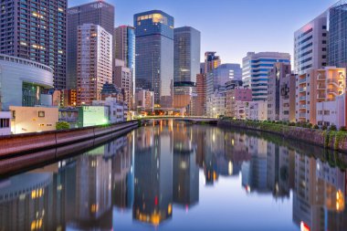 Osaka, Japonya Alacakaranlık Okawa Nehri üzerindeki şehir manzarası.