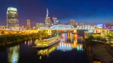 Nashville, Tennessee, ABD şehir merkezi alacakaranlıkta Cumberland Nehri üzerinde gökyüzü.