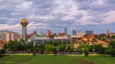 Knoxville, Tennessee, ABD şehir merkezi gökyüzü ve alacakaranlıkta kule.