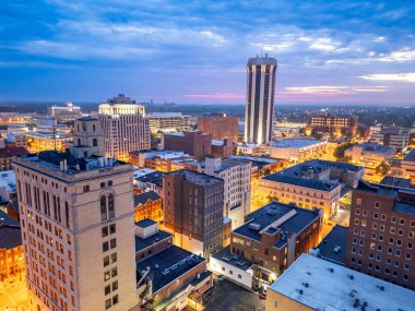 Springfield, Illinois, ABD şehir merkezi alacakaranlıkta ufuk çizgisi.