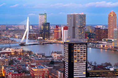 Rotterdam, Hollanda Alacakaranlıkta Nieuwe Maas Nehri üzerinde ufuk çizgisi.