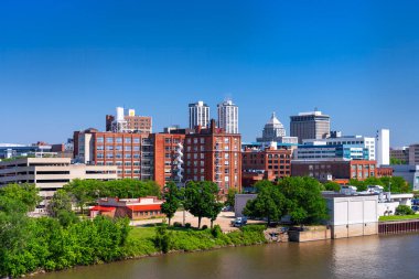 Peoria, Illinois, ABD şehir merkezi Göl üzerinde mavi gökyüzü.