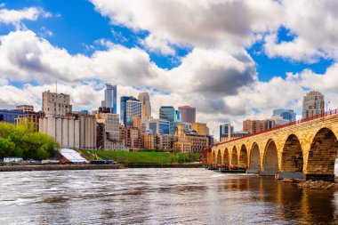 Minneapolis, Minnesota, ABD Mississippi Nehri üzerinde şehir merkezi silueti ile güzel bir günde.