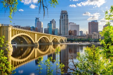 Minneapolis, Minnesota, ABD Güzel bir yaz gününde Mississippi Nehri 'nin merkezindeki gökyüzü manzaralı.