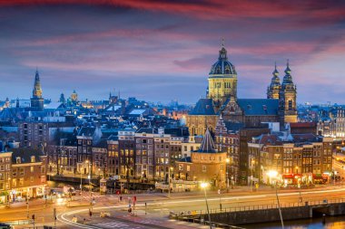 Eski Merkez Bölgesi üzerindeki Amsterdam, Hollanda şehir merkezi Aziz Nicholas Bazilikası.