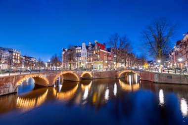 Hollanda 'nın ünlü köprü ve kanallarından Amsterdam, mavi saatte.