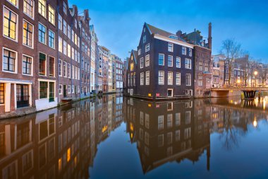 Amsterdamn, Hollanda şafakta kanallar ve yansımalarla.