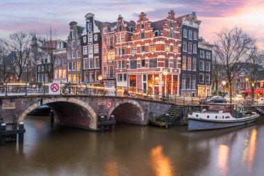 Amsterdam, Hollanda Alacakaranlıktaki ünlü köprü ve kanallardan.