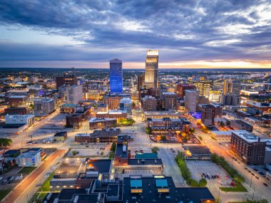 Omaha, Nebraska, ABD şehir merkezi şafaktan itibaren ufuk çizgisi.