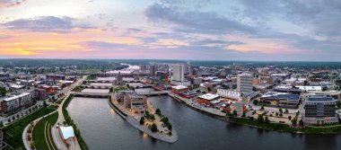 Cedar Rapids, Iowa, ABD Cedar Nehri üzerindeki şehir manzarası alacakaranlıkta.