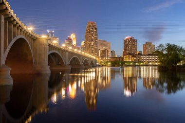 Minneapolis, Minnesota, ABD şehir merkezi. Mississippi Nehri üzerinde ufuk çizgisi. Alacakaranlık vakti Üçüncü Cadde Köprüsü..