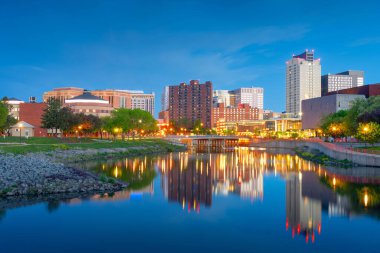 Rochester, Minnesota, ABD Zumbro Nehri üzerindeki şehir manzarası.