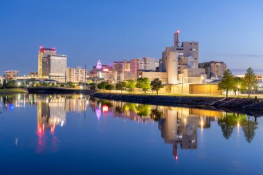 Rochester, Minnesota, ABD Zumbro Nehri üzerindeki şehir manzarası.