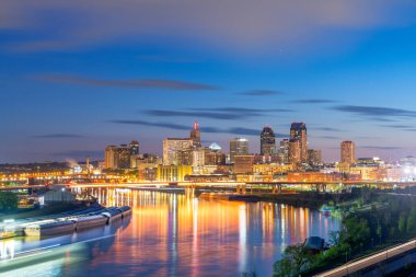 Saint Paul, Minnesota, ABD şehir merkezi Mississippi Nehri üzerinde alacakaranlıkta ufuk çizgisi.