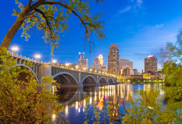 Minneapolis, Minnesota, ABD şehir merkezi. Mississippi Nehri üzerinde ufuk çizgisi. Alacakaranlık vakti Üçüncü Cadde Köprüsü..
