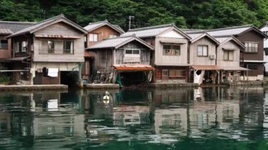 Kyoto, Japonya Ine Körfezi 'nde tarihi funaya kayıkhaneleri alacakaranlıkta.