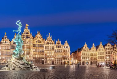 Antwerp 'li Grote Markt, Belçika Alacakaranlıkta.