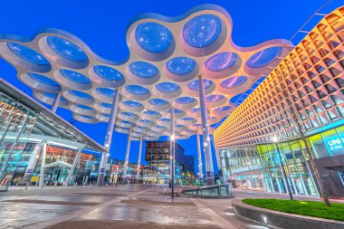 UTRECHT, NETHERLANDS - 28 Şubat 2020: Hoog Catharijne alışveriş merkeziyle İstasyon Meydanı 'ndan Utrecht Centraal Tren İstasyonu.