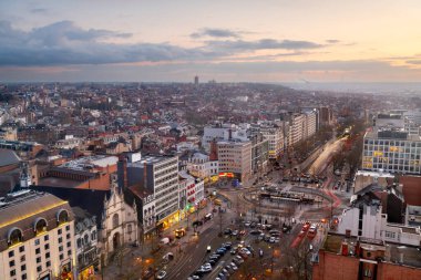 Brüksel, Belçika gece Waterloo Bulvarı boyunca trafik.