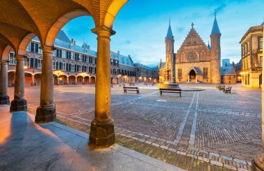 Lahey, Hollanda Sabah saatlerinde Binnenhof meydanında.