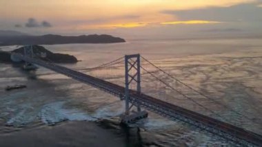 Onaruto Köprüsü şafakta Awaji Adası 'nı Tokushima, Japonya' ya bağlıyor..