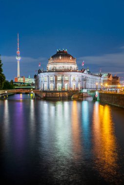 Geceleri Berlin, Almanya 'da Müze Adası ve TV Kulesi.