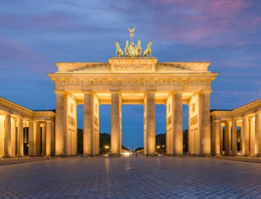 Brandenburg Kapısı, Berlin, Almanya Alacakaranlıkta.