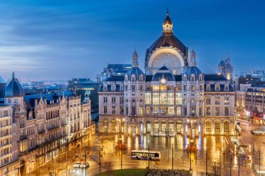 Antwerp, Belçika şehir merkezi Centraal Tren İstasyonu şafak vakti.