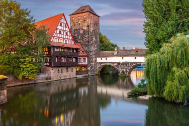 Almanya 'nın Nuremburg kentinde, akşamüstü Pegnitz Nehri' ndeki Cellat Köprüsü 'nde..
