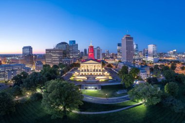 Nashville, Tennessee, ABD mavi saatte eyalet başkentiyle gökyüzü.