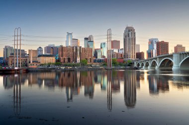 Minneapolis, Minnesota, ABD şehir merkezi Mississippi 'de alacakaranlıkta ufuk çizgisi.