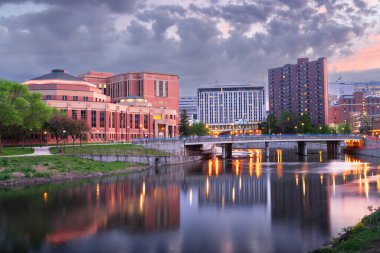 Rochester, Minnesota, ABD hava kararınca Zumbro Nehri üzerindeki şehir manzarası.