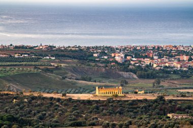 Agrigento, Sicilya, İtalya Tapınaklar Vadisi ve Akdeniz 'e doğru şafak vakti.