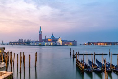 İtalya, Venedik 'te şafak vakti San Giorgio Maggiore Kilisesi.