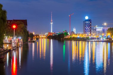 Berlin, Almanya gece Spree Nehri üzerindeki şehir manzarası.