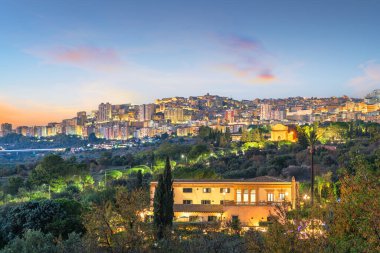 Alacakaranlıkta Agrigento, Sicilya, İtalya şehir manzarası.