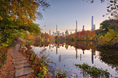 Central Park, New York 'ta. Sonbahar mevsiminde alacakaranlıkta..