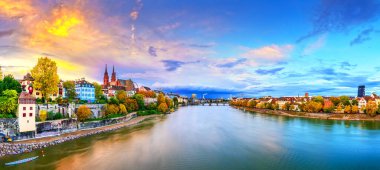 Basel, İsviçre Ren Nehri üzerinde Sonbaharda alacakaranlıkta.