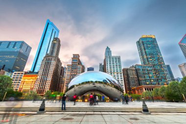 Chicago - ILLINOIS: 12 Mayıs 2018: Turistler Millennium Park 'taki Bulut Kapısı' nı ziyaret ettiler.