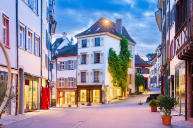 Basel, İsviçre Eski Şehir 'de altın saatinde.