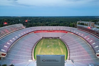 ATENS, GEORGIA, ABD - 18 Haziran 2024: Sanford Stadyumu, Güneydoğu Konferansı 'nda (SEC) yer alan bir üniversite futbol takımı olan Georgia Üniversitesi Bulldogs futbol takımına ev sahipliği yapmaktadır.).