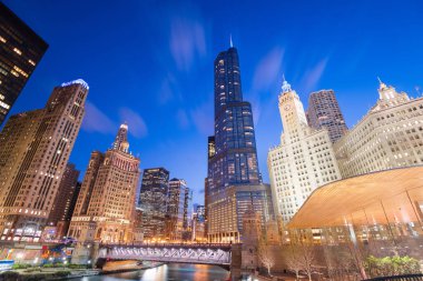 Chicago, Illinois, ABD cityscape alacakaranlık nehir üzerinde. 