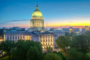 Madison, Wisconsin, ABD Başkent Binası Alacakaranlıkta.