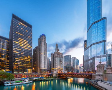 Chicago, Illinois, ABD cityscape alacakaranlık nehir üzerinde. 
